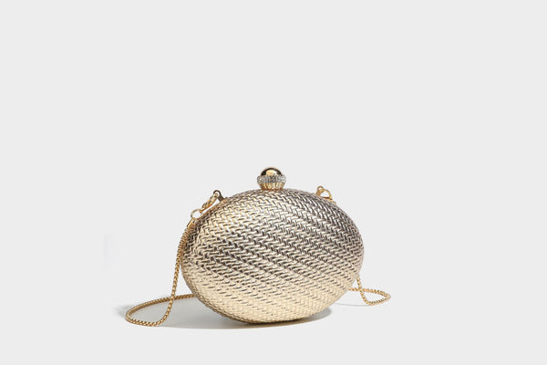 Kleine, ovale, metallisch gewebte Clutch mit juwelenbesetztem Bügelverschluss in Goldoptik und abnehmbarem Kettenriemen, Detailansicht 24