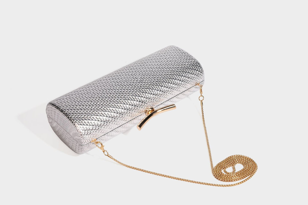 Strukturierte metallische Abend-Clutch mit gewebter Optik, geschwungenem goldfarbenem Kiss-Lock-Verschluss und abnehmbarem schmalem goldfarbenem Kettenriemen
