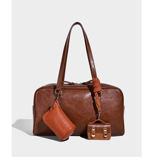Strukturierte, glänzende Boston-Schultertasche in Lederoptik mit zwei langen Trägern, Reißverschluss oben, goldfarbenen Beschlägen und zwei