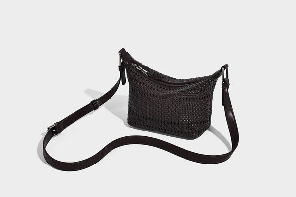 Kleine gewebte Hobo-Schultertasche mit sichelförmiger Silhouette, Reißverschluss oben, silberfarbenen Metallelementen und verstellbarem, Detail