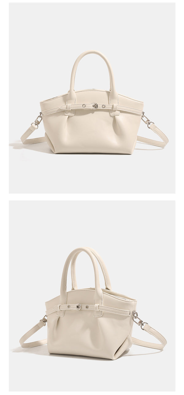 Mini-Trapeztasche mit glatter lederähnlicher Oberfläche, vorderem Riemen mit Dornschließe, zwei Tragegriffen und abnehmbarem, Detailansicht