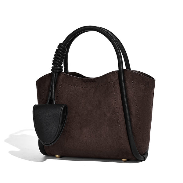 Kleine, strukturierte Tote-Bag mit offenem Oberteil aus dunkelbrauner, matter Wildlederoptik, schwarzen geknoteten Tragegriffen und angesetztem Frontdetail