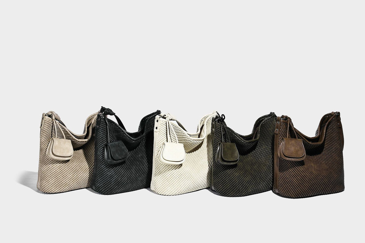 Große, weich fallende Hobo-Schultertasche mit Webstruktur in Braun, mit Mini-Tasche mit Überschlag und schmalem Knotenträger, Detailansicht 11