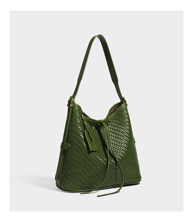 Lässig gewebte Schultertasche in Lederoptik mit Bindebandverschluss, goldfarbenen Metalldetails und einem Schulterriemen, Detailansicht 21