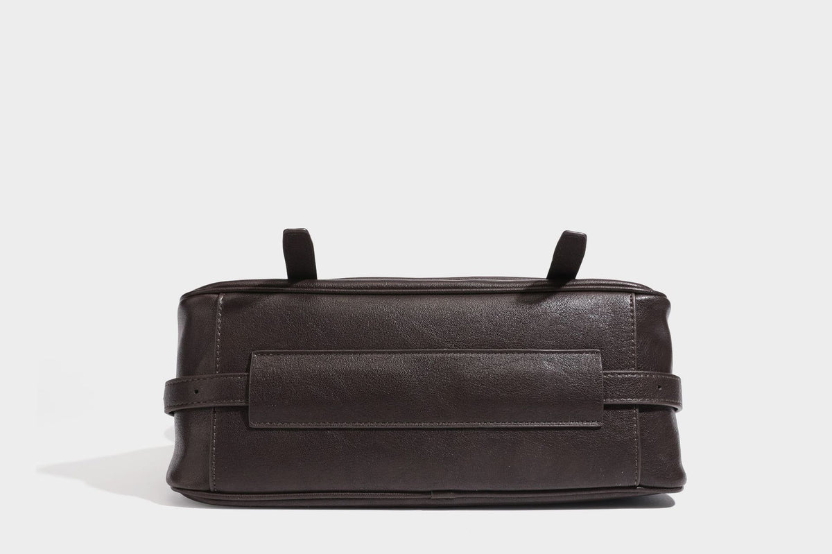 Formstabile rechteckige Schultertasche mit vorderem Überschlag in dunkler Espresso-Lederoptik, silberfarbenen Beschlägen und langem
