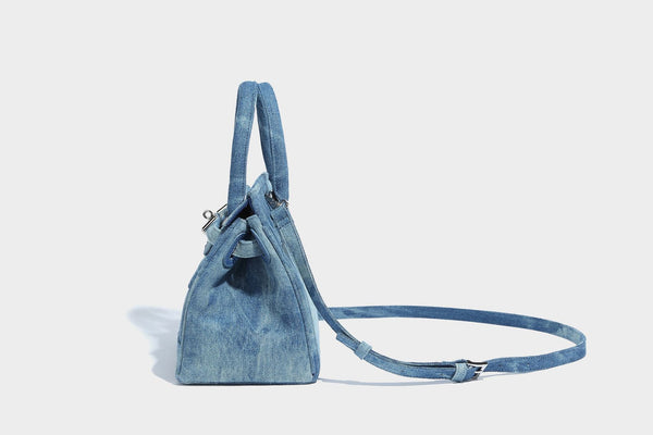 Strukturierte Patchwork-Henkeltasche aus gewaschenem Denim mit gerollten Tragegriffen, Überschlag mit Drehverschluss, aufgesetzten Fronttaschen und, Detail