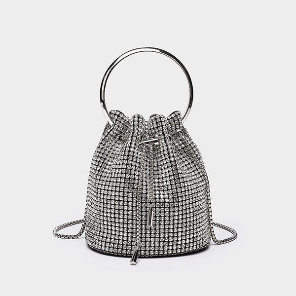 Kleine Beuteltasche mit Kristall-Strasssteinen, silberfarbenem Ringhenkel und Ketten-Schulterriemen, Kordelzugverschluss, Detailansicht 2