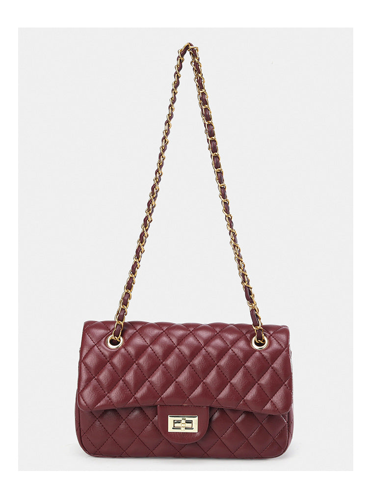 Gesteppte Crossbody-Tasche mit Rautenmuster, Überschlag, goldfarbenem Kettenriemen und Drehverschluss, Detailansicht 12