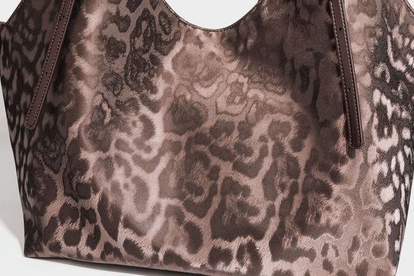 Große, glänzende Hobo-Schultertasche mit Leopardenprint, abnehmbarem Reißverschlusstäschchen und silberfarbenem Seestern-Anhänger, Detailansicht