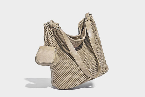Große, weich fallende Hobo-Schultertasche mit Webstruktur in Braun, mit Mini-Tasche mit Überschlag und schmalem Knotenträger, Detailansicht 14