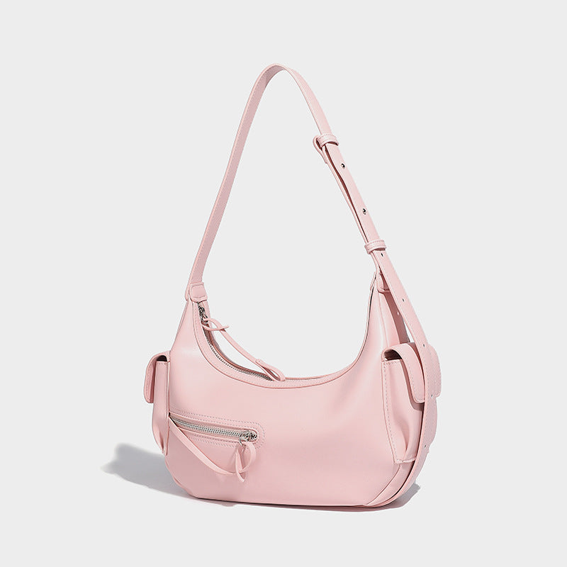 Glatte sichelförmige Schultertasche aus Lederoptik mit Reißverschlussfach vorn, Seitenfächern mit Klappe, verstellbarem Riemen und silberfarbenen Details, Vorderansicht