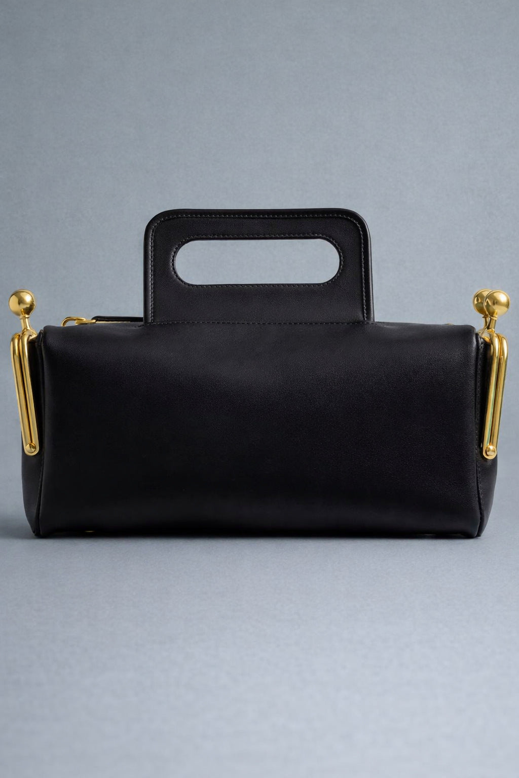 Kompakte dunkelbraune Henkeltasche in Lederoptik mit goldfarbenem Rahmenbeschlag und abnehmbarem, verstellbarem Crossbody-Riemen