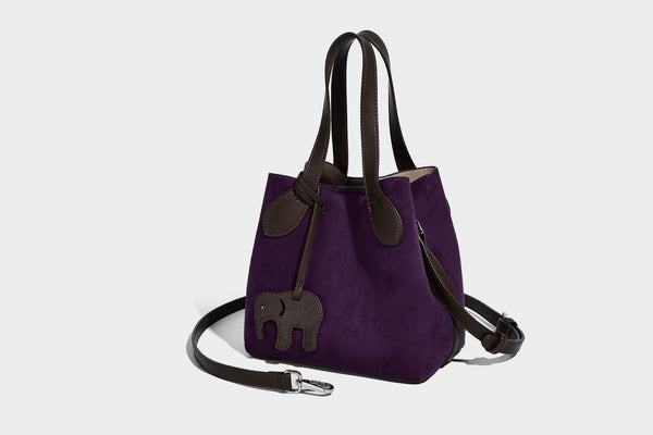 Kleine, strukturierte Tote-Handtasche in Wildlederoptik mit Elefantenanhänger, zwei oberen Tragegriffen und abnehmbarem Crossbody-Riemen, Detailansicht