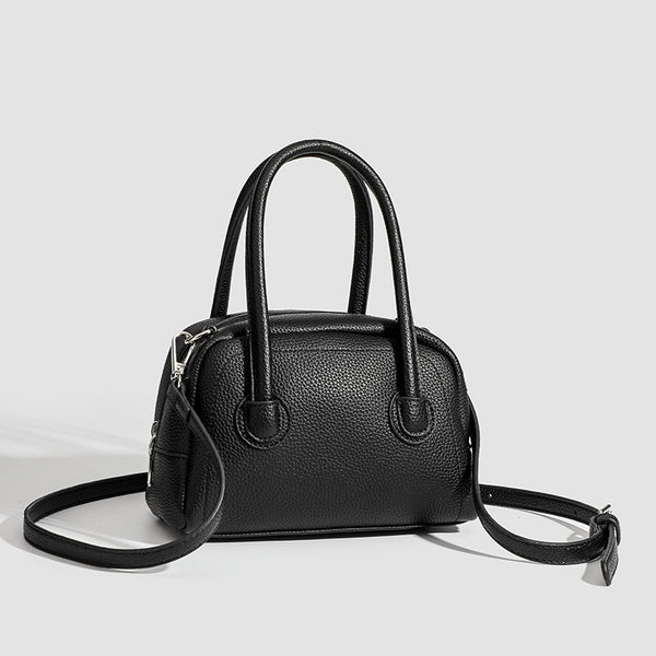 Mini-Boston-Tasche mit genarbter Oberfläche, zwei Tragegriffen, abnehmbarem verstellbarem Crossbody-Riemen und Beschlägen in Silberoptik, Detailansicht