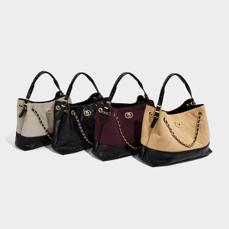 Gesteppte zweifarbige Schulter-Tote-Bag mit goldfarbener Kettenriemen und ineinandergreifendem Ringemblem im Colorblocking aus Apricot und Schwarz, Detailansicht