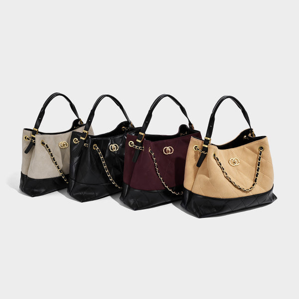 Gesteppte zweifarbige Schulter-Tote-Bag mit goldfarbener Kettenriemen und ineinandergreifendem Ringemblem im Colorblocking aus Apricot und Schwarz, Detailansicht