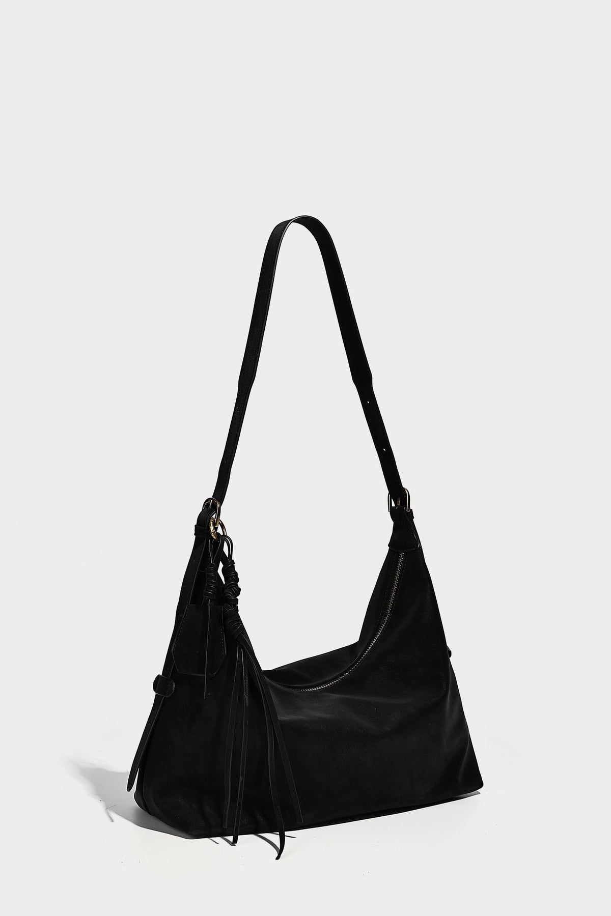 Lässige Hobo-Schultertasche mit matter Oberfläche, Quastenbesatz und goldfarbenen Metallelementen, Detailansicht 16