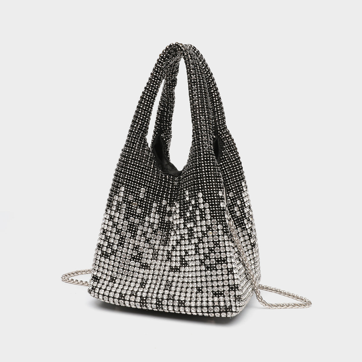 Ombré-Beuteltasche mit Kristall-Strasssteinen im Verlauf von Schwarz zu Silber, Kettenriemen und Kristallgriffen, Detailansicht 3