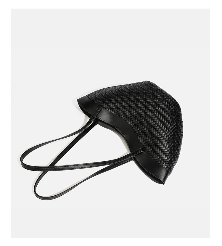 Große schwarze gewebte Tote-Bag mit glatter Kante in Lederoptik, langen doppelten Schulterriemen und geschwungener Silhouette, Detailansicht 11