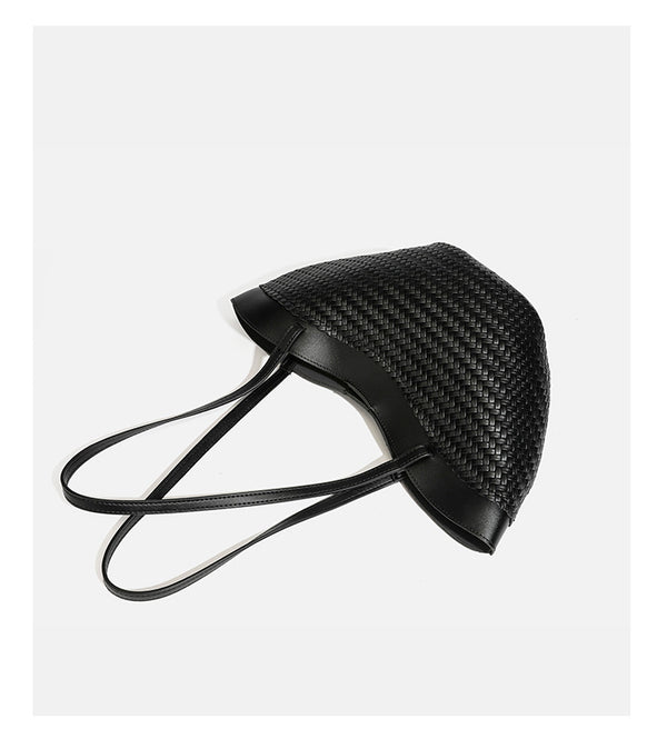 Große schwarze gewebte Tote-Bag mit glatter Kante in Lederoptik, langen doppelten Schulterriemen und geschwungener Silhouette, Detailansicht 11