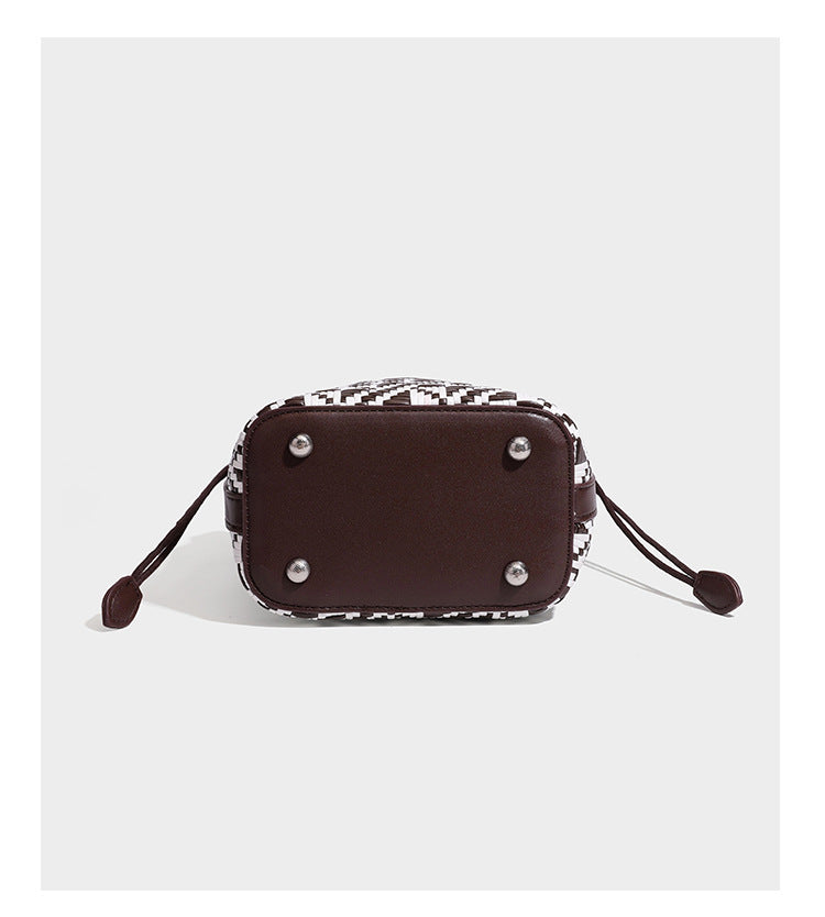 Kleine gewebte geometrische Bucket-Bag mit geflochtenem Henkel in Lederoptik und Kordelzugverschluss im zweifarbigen Muster aus Braun und Weiß