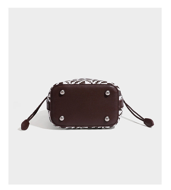 Kleine gewebte geometrische Bucket-Bag mit geflochtenem Henkel in Lederoptik und Kordelzugverschluss im zweifarbigen Muster aus Braun und Weiß