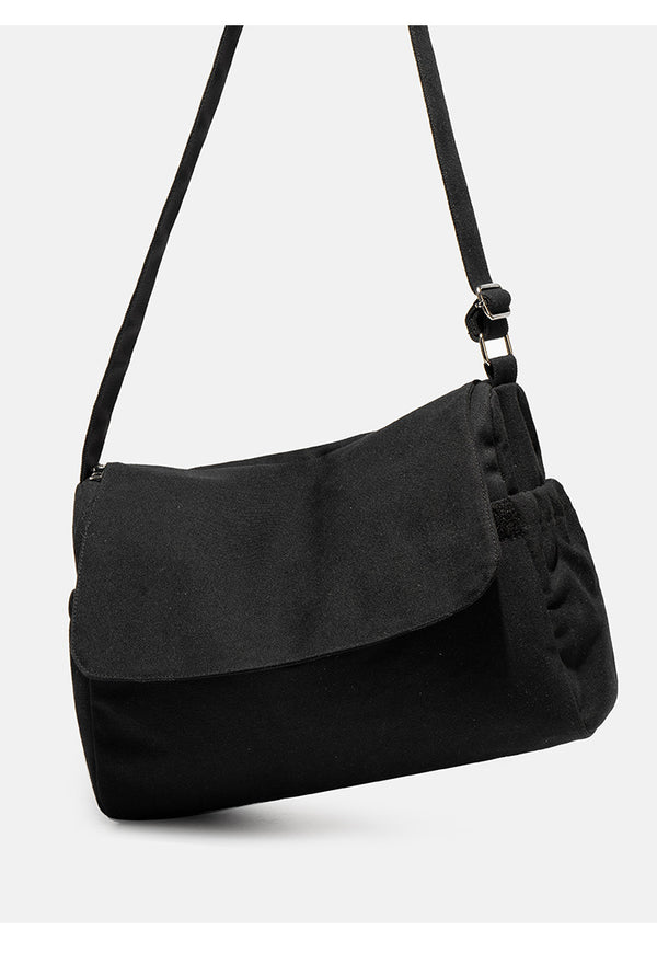 Große schwarze Messenger-Tasche aus mattem Canvas mit Überschlag vorn, Reißverschluss oben, elastischen Seitentaschen und verstellbarem silberfarbenem