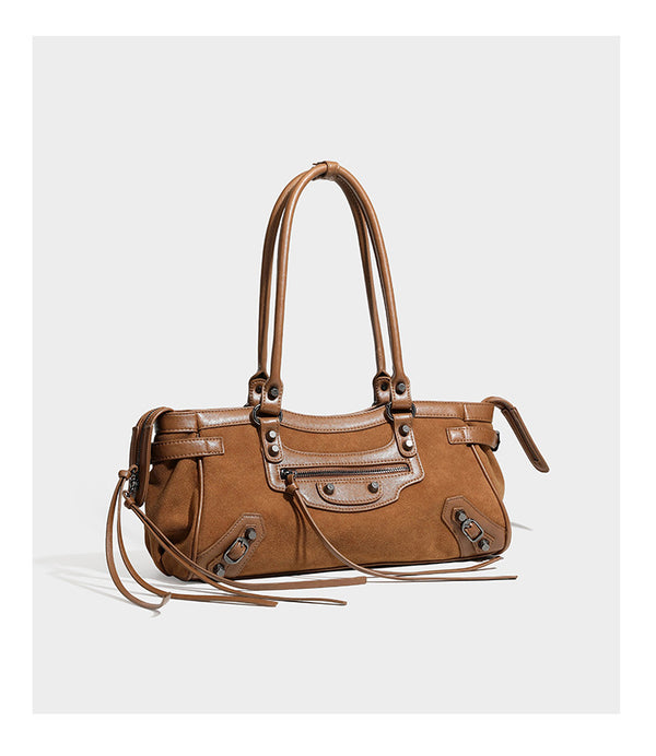 Strukturierte Vintage-Schultertasche im Moto-Stil mit matten Einsätzen in Velourslederoptik, Besatz in Lederoptik, dunkel silberfarbenen Nieten und vorderem Reißverschluss