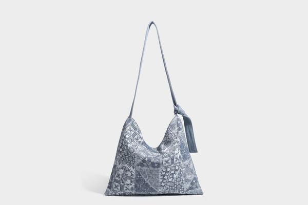 Weich fallende Hobo-Schultertasche aus Canvas mit botanischem Print, langem geknotetem Riemen und Reißverschluss oben, Detailansicht 31