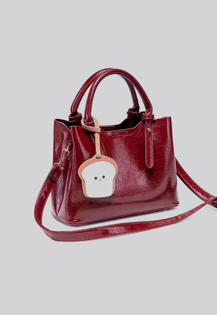 Strukturierte, glänzende Shopper-Tasche mit Knitteroptik in Burgunderrot, goldfarbenen Beschlägen, Tragegriffen, abnehmbarem Schulterriemen und