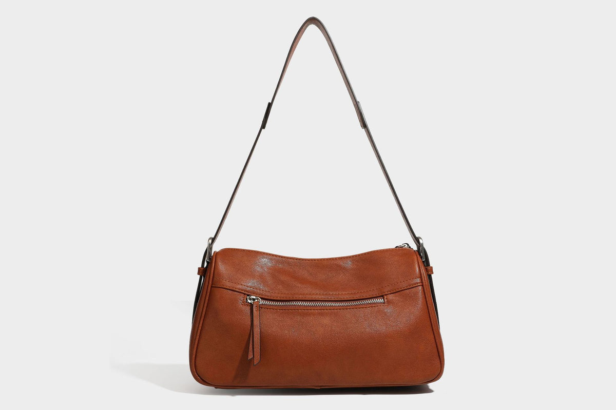 Formstabile rechteckige Schultertasche mit vorderem Überschlag in dunkler Espresso-Lederoptik, silberfarbenen Beschlägen und langem
