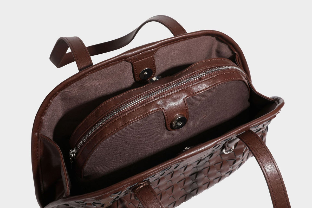 Strukturierte kuppelförmige Schulter-Tote-Bag mit geometrischer Flechtoptik in Lederoptik, langen Doppelriemen, Reißverschluss oben und rundem