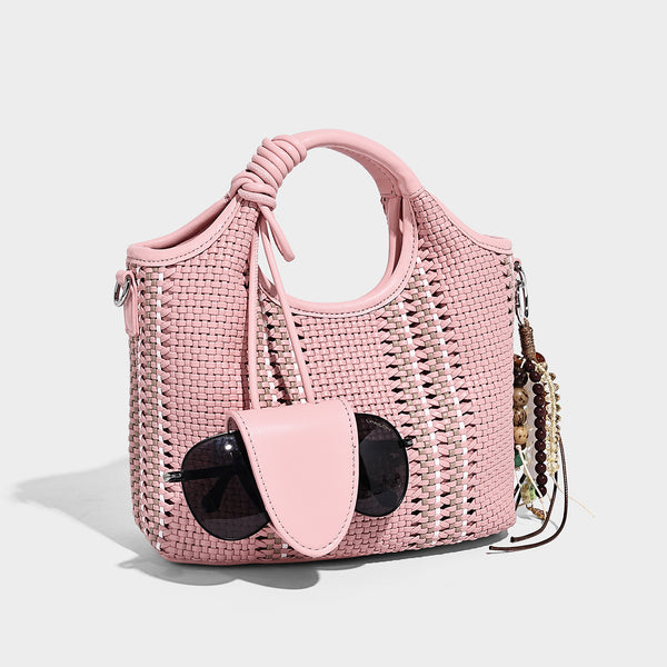 Gewebte Bucket-Tote in Pastellblau mit geflochtenen Henkeln, offenem Frontfach, Perlenanhänger und abnehmbarem Crossbody-Riemen