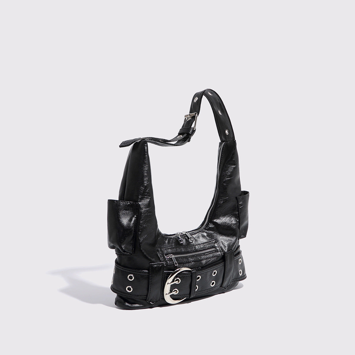 Große schwarze, glänzende Hobo-Schultertasche in Lederoptik mit silberfarbener Gürtelschnalle, Ösenbesatz und Reißverschlusstasche auf der Vorderseite, Detailansicht