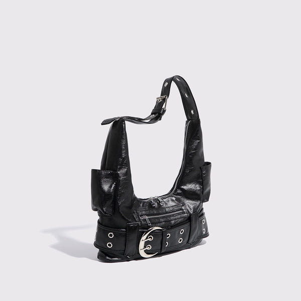 Große schwarze, glänzende Hobo-Schultertasche in Lederoptik mit silberfarbener Gürtelschnalle, Ösenbesatz und Reißverschlusstasche auf der Vorderseite, Detailansicht