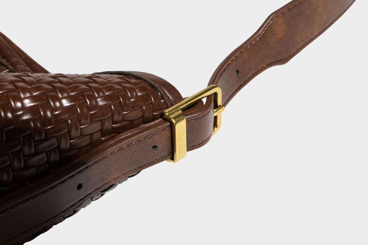 Lässig gewebte Schultertasche in Lederoptik mit Bindebandverschluss, goldfarbenen Metalldetails und einem Schulterriemen, Detailansicht 44