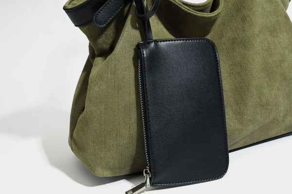 Weich fallender olivgrüner Shopper in Canvas-Optik mit Henkeln in schwarzer Lederoptik, abnehmbarem Reißverschlusstäschchen und silberfarbenen Beschlägen