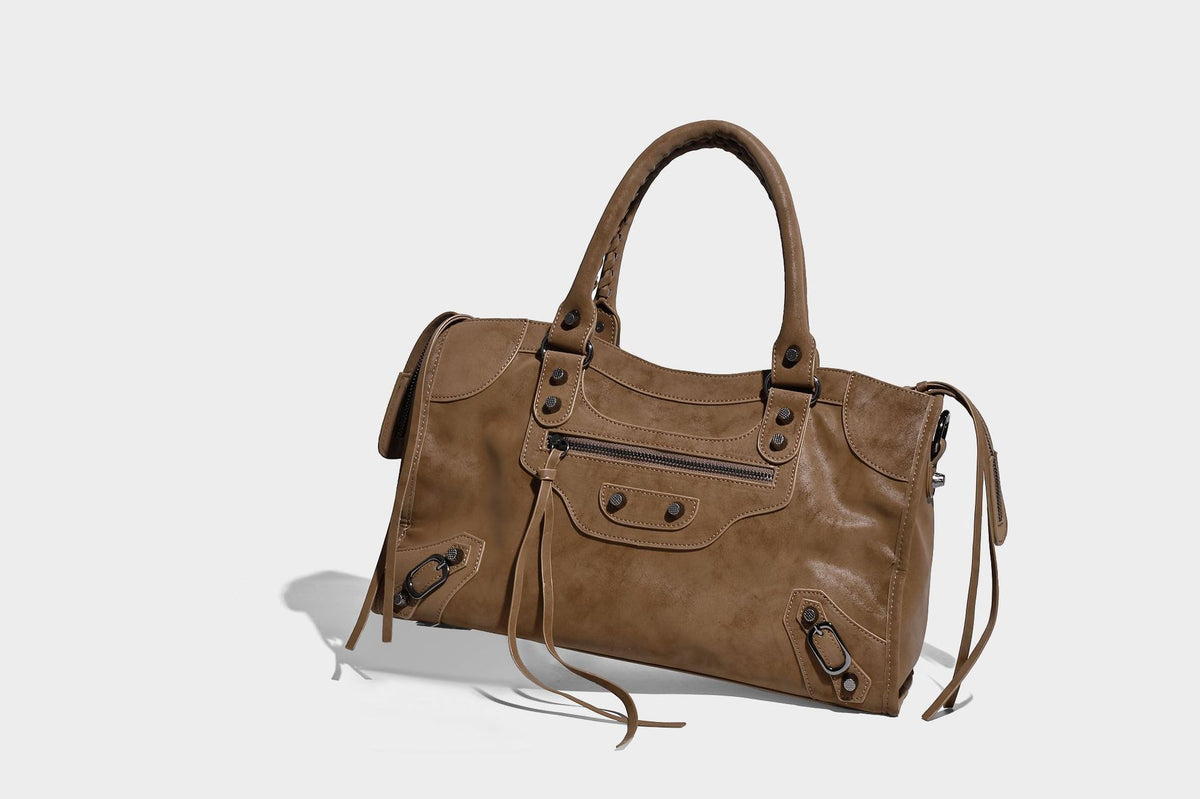 Strukturierte Henkeltasche in matter Wildlederoptik mit geflochtenen Henkeln, dunklen Nietenbeschlägen, Reißverschlusstasche auf der Vorderseite und abnehmbarem