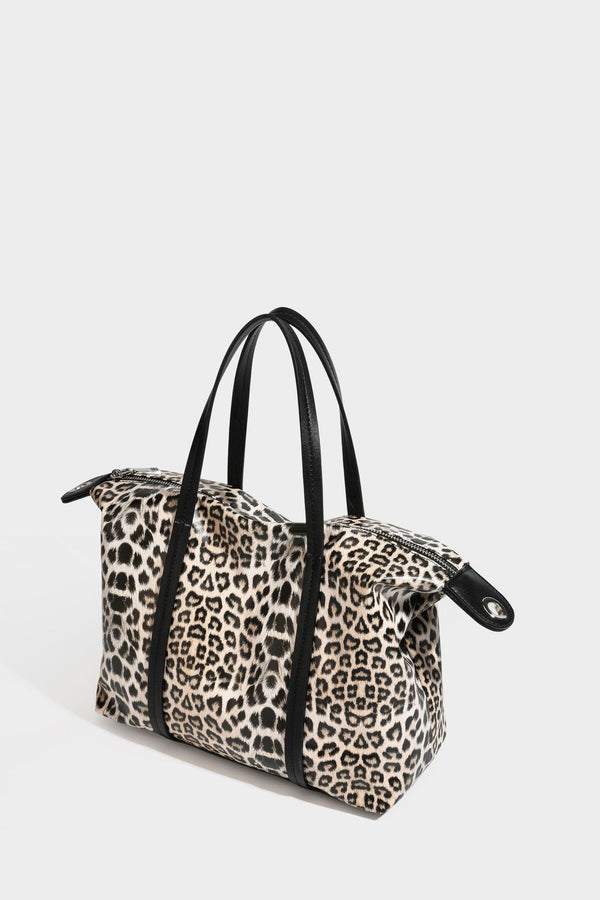 Shopper in glänzender Lederoptik mit Leopardenprint, schwarzem Besatz, Reißverschluss oben und zwei Schulterriemen, Detailansicht 34