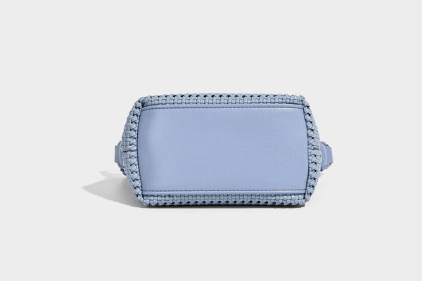 Kleine gewebte Hobo-Schultertasche mit sichelförmiger Silhouette, Reißverschluss oben, silberfarbenen Metallelementen und verstellbarem, Detail