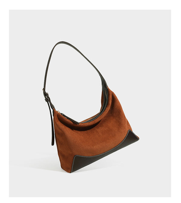 Lässig fallende Hobo-Schultertasche in warmem Braun mit dunkler Kontrastverzierung in Lederoptik, geschwungenem Reißverschluss und langem, detail