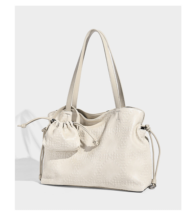 Große Tote-Schultertasche aus geprägtem Lederimitat in Elfenbein-Creme mit zwei langen Riemen, seitlicher Kordelraffung und abnehmbarem