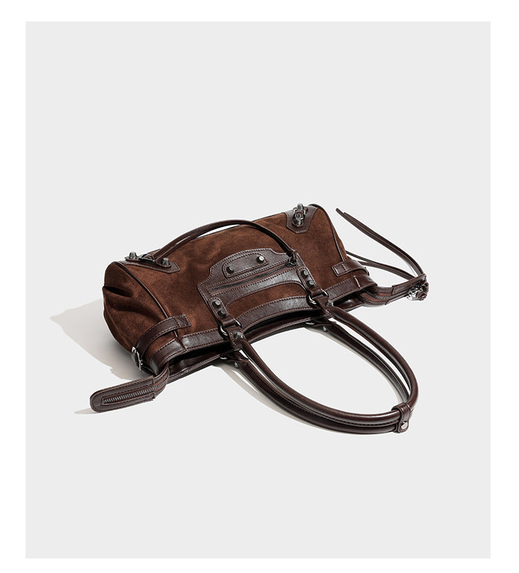Strukturierte Vintage-Schultertasche im Moto-Stil mit matten Einsätzen in Velourslederoptik, Besatz in Lederoptik, dunkel silberfarbenen Nieten und vorderem Reißverschluss