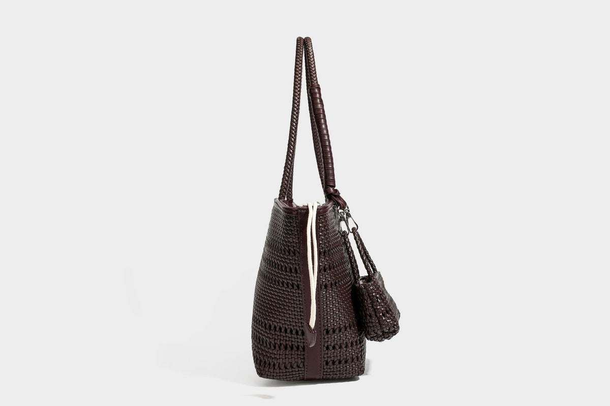 Tote-Bag aus strukturiertem Webmaterial in Dunkelbraun mit geflochtenen Henkeln, seitlichen Kordelzügen und einem befestigten Mini-Beutel aus Webmaterial mit