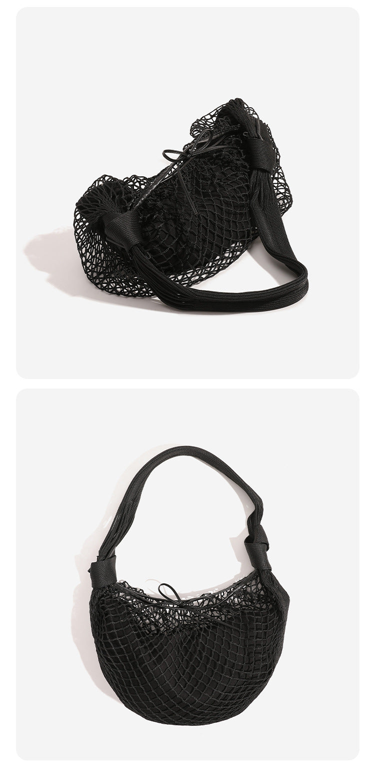 Abgerundete Hobo-Schultertasche aus Kordel-Mesh mit offenem Gittermuster, geflochtenem Textilriemen und schwarzem Kordelzugdetail am oberen Rand, Detailansicht 8