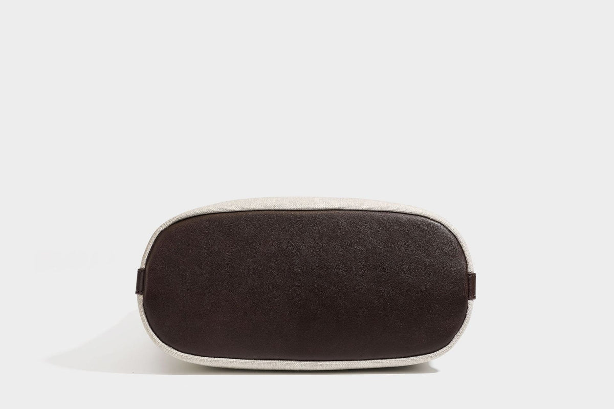 Oatfarbene Canvas-Schultertasche mit dunkelbraunem Besatz in Lederoptik, langem verstellbarem Riemen und angebrachter Mini-Tasche mit Überschlag, Detailansicht