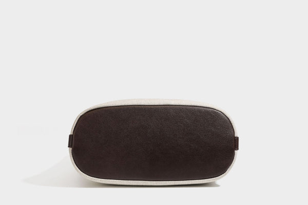 Oatfarbene Canvas-Schultertasche mit dunkelbraunem Besatz in Lederoptik, langem verstellbarem Riemen und angebrachter Mini-Tasche mit Überschlag, Detailansicht