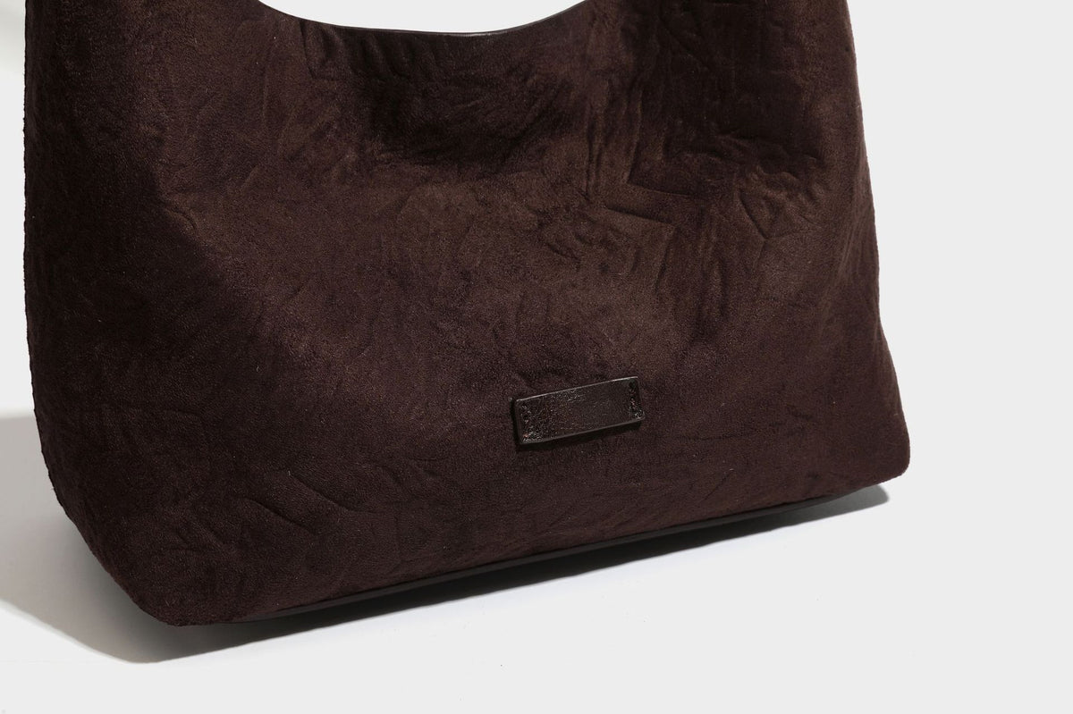 Dunkelbraune, weich fallende Hobo-Schultertasche mit strukturierter Oberfläche in Velourslederoptik, glatten Besätzen in Lederoptik und Details in Antikgoldoptik