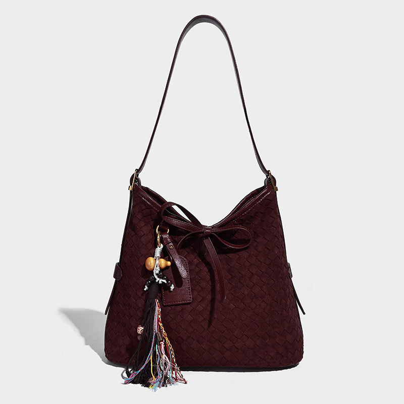 Dunkelbraune Beuteltasche mit Webstruktur, Knotenschnürverschluss, goldfarbenen Metalldetails und verstellbarem Schulterriemen, Detailansicht 7