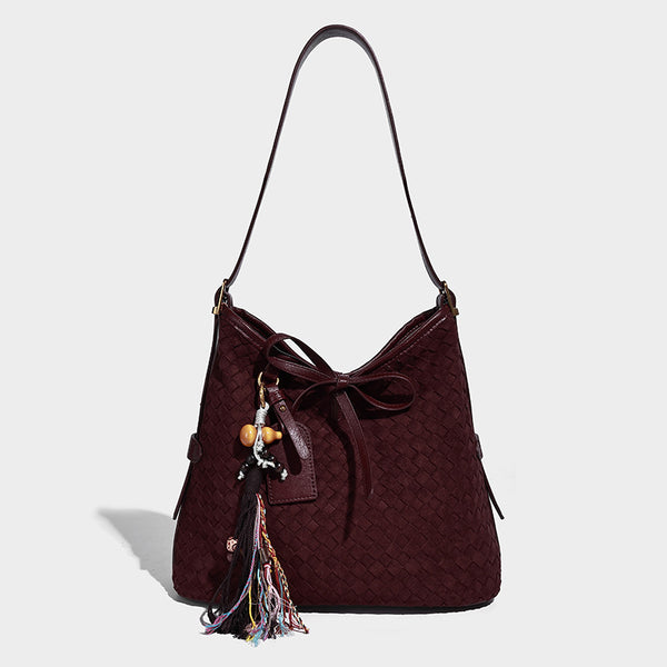 Dunkelbraune Beuteltasche mit Webstruktur, Knotenschnürverschluss, goldfarbenen Metalldetails und verstellbarem Schulterriemen, Detailansicht 7